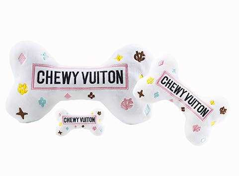 Edles Hundespielzeug: Chewy Vuiton Bone in Weiß – Plüschspielzeug mit Quietscher im Designer-Look.