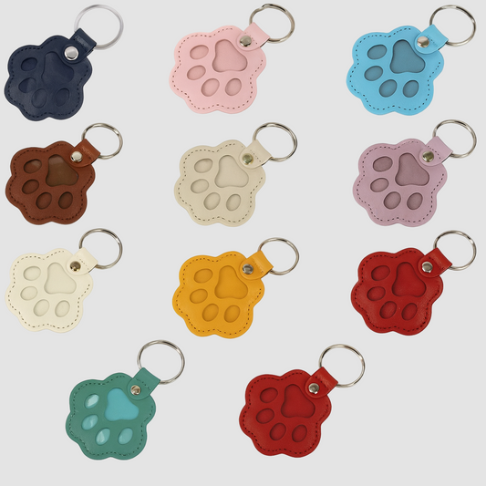 „Schlüsselanhänger in Pfotenform aus hochwertigem Leder – stilvolles Accessoire für Hundeliebhaber:innen, erhältlich in 10 Farben“