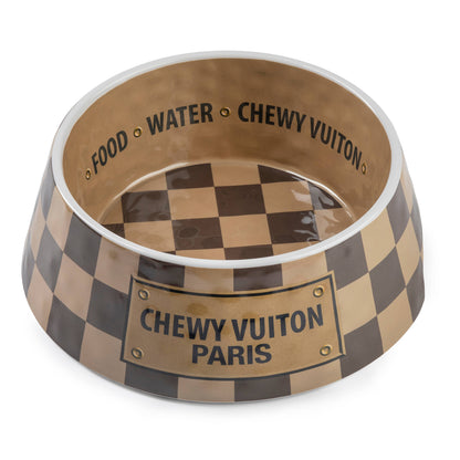 Hundenapf im Schachbrettmuster aus der Reihe "Chewy Vuiton"